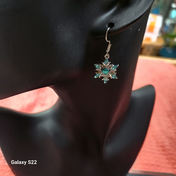 White and Blue Crystals Silver Star Earrings NWT Holiday Christmas Earrings - Picture 2 of 7